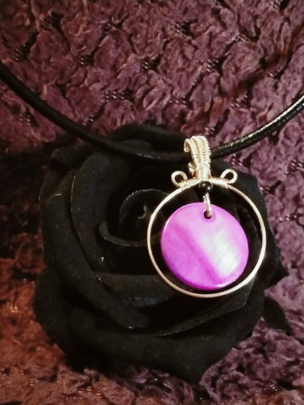 Pendentif lunaire avec bélière tissée en cuivre – Image 2