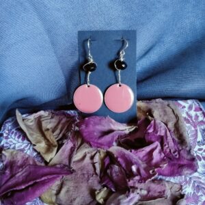 Une paire de boucle d'oreilles avec sequin et grosse perle