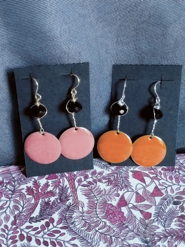 Une paire de boucle d'oreilles avec sequin et grosse perle – Image 2