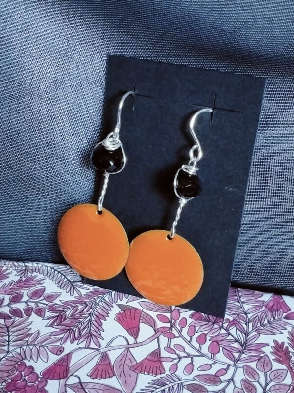 Une paire de boucle d'oreilles avec sequin et grosse perle – Image 3