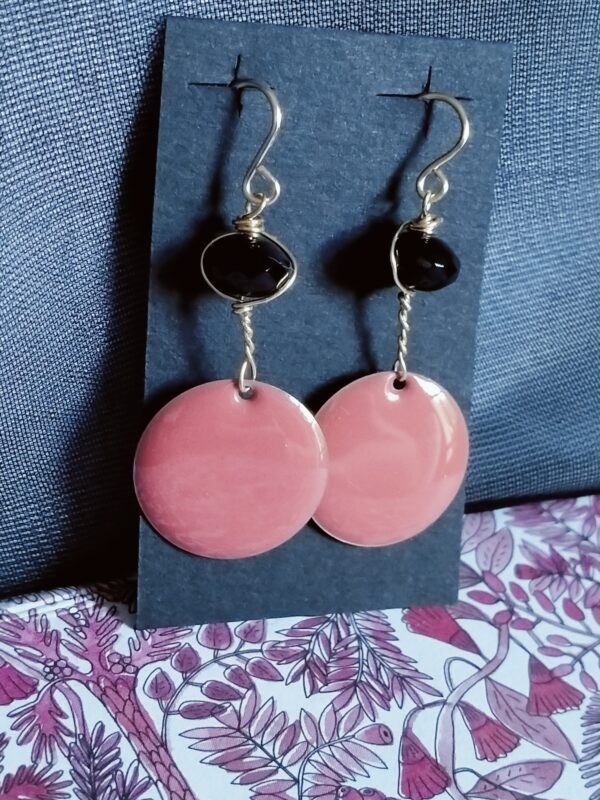 Une paire de boucle d'oreilles avec sequin et grosse perle – Image 4