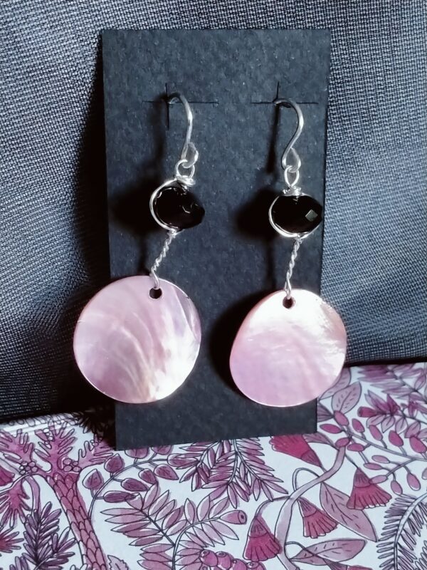 Une paire de boucle d'oreilles avec sequin et grosse perle – Image 5