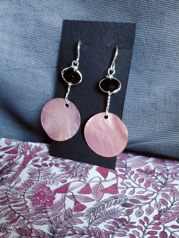 Une paire de boucle d'oreilles avec sequin et grosse perle – Image 6