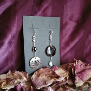 Une paire de boucle d'oreilles dépareillée avec sequin et perle goutte