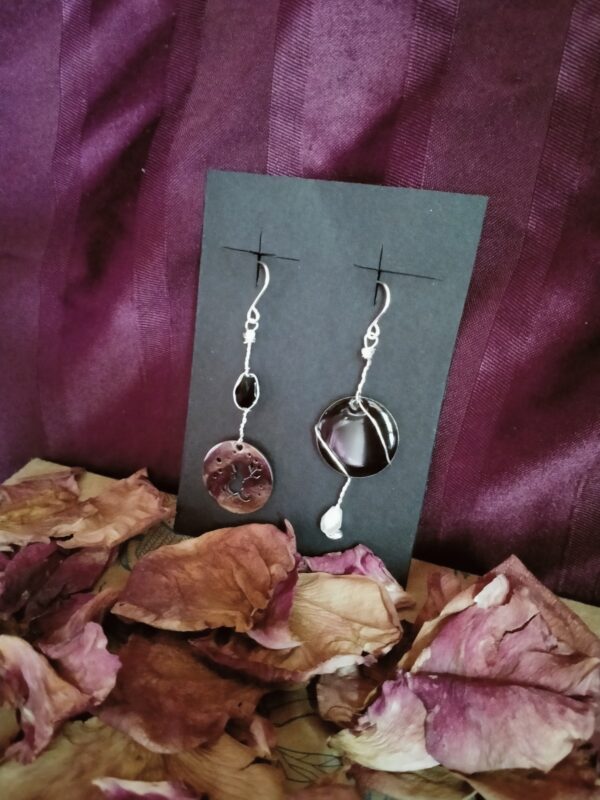 Une paire de boucle d'oreilles dépareillée avec sequin et perle goutte – Image 4