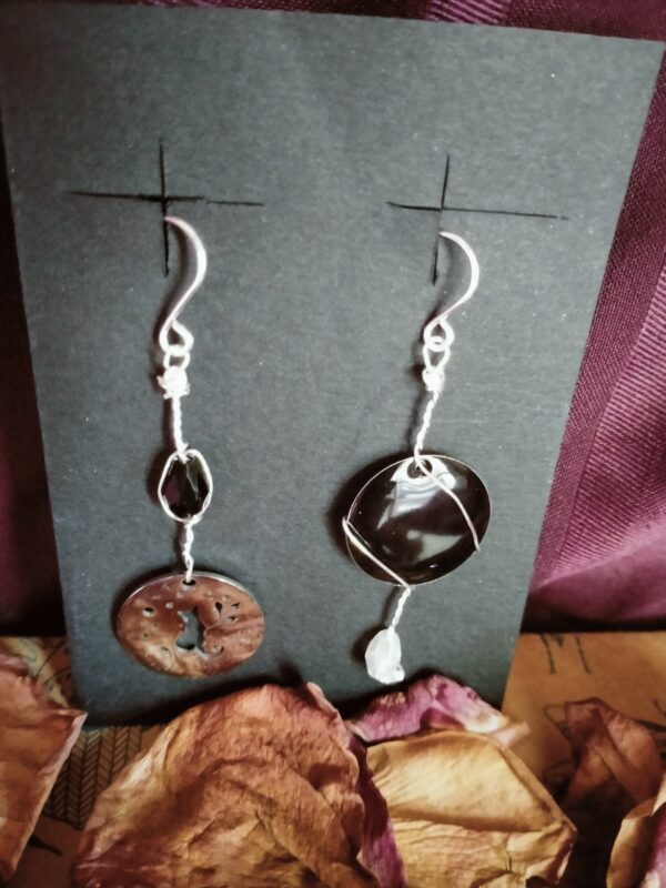 Une paire de boucle d'oreilles dépareillée avec sequin et perle goutte – Image 3