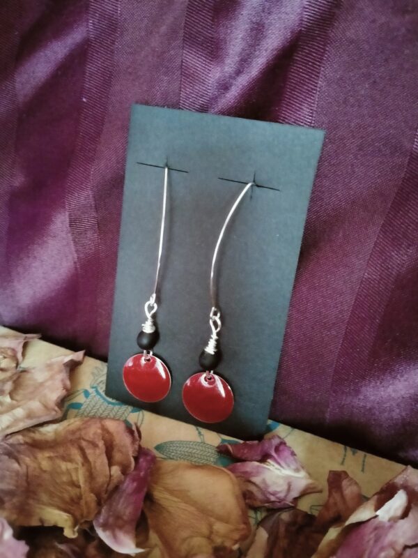 Une paire de boucle d'oreilles avec sequin, une perle et grande attache – Image 2
