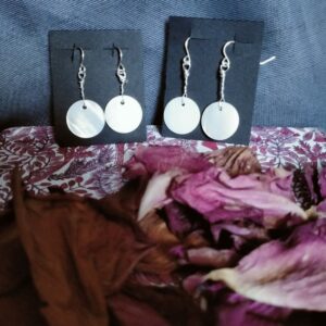 Mini paire de boucles d'oreilles pendantes avec sa breloque