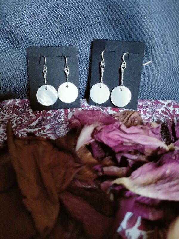 Mini paire de boucles d'oreilles pendantes avec sa breloque