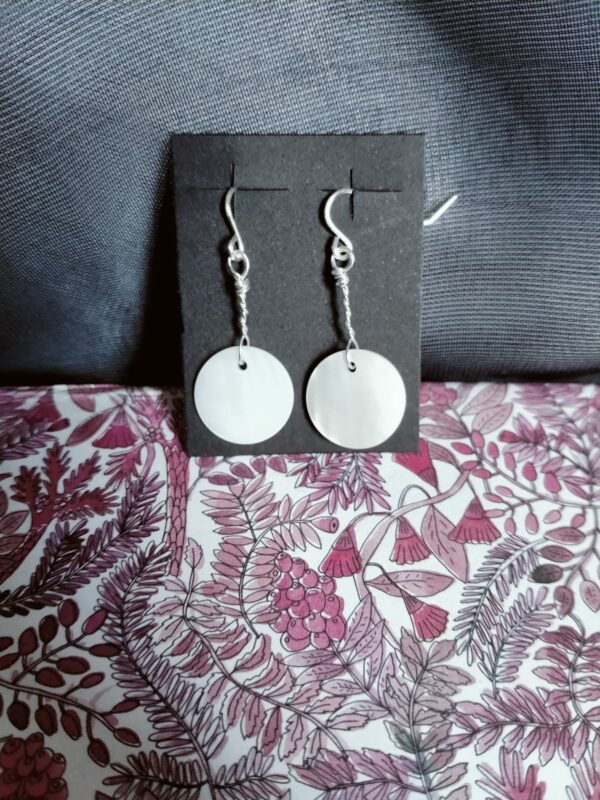 Mini paire de boucles d'oreilles pendantes avec sa breloque – Image 2