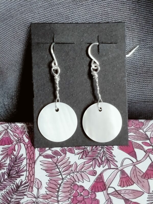 Mini paire de boucles d'oreilles pendantes avec sa breloque – Image 4