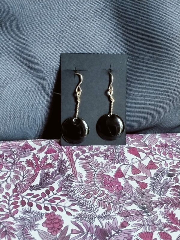 Mini paire de boucles d'oreilles pendantes avec sa breloque – Image 3