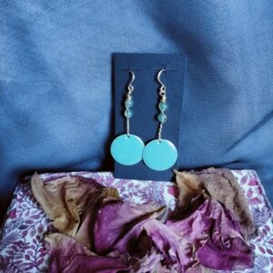 Une paire de boucle d'oreille avec sequin et deux petites perles