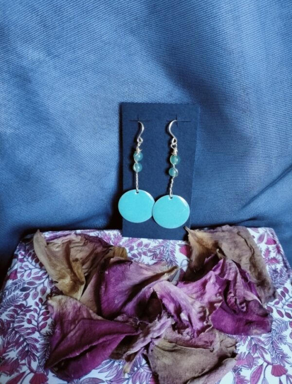 Une paire de boucle d'oreille avec sequin et deux petites perles