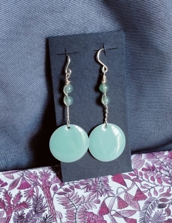 Une paire de boucle d'oreille avec sequin et deux petites perles – Image 2