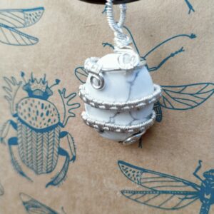Pendentif tressé avec cabochon en Howlite