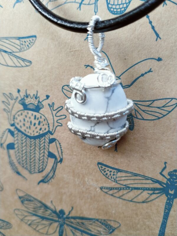 Pendentif tressé avec cabochon en Howlite