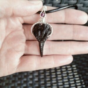 Pendentif Corbeau et perle en fil de cuivre tressé