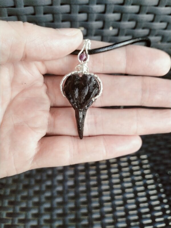 Pendentif Corbeau et perle en fil de cuivre tressé