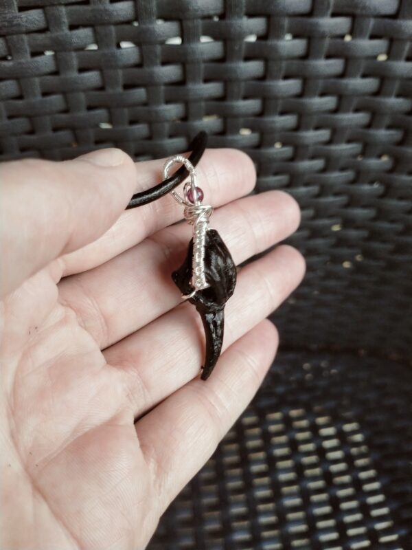 Pendentif Corbeau et perle en fil de cuivre tressé – Image 2