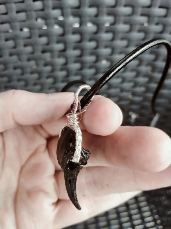 Pendentif Corbeau et perle en fil de cuivre tressé – Image 3