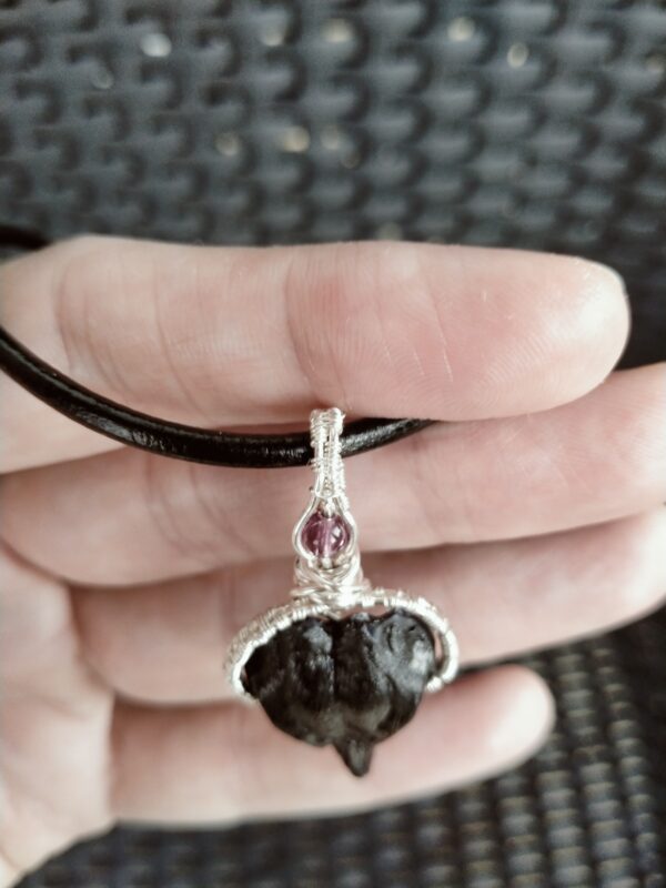 Pendentif Corbeau et perle en fil de cuivre tressé – Image 4