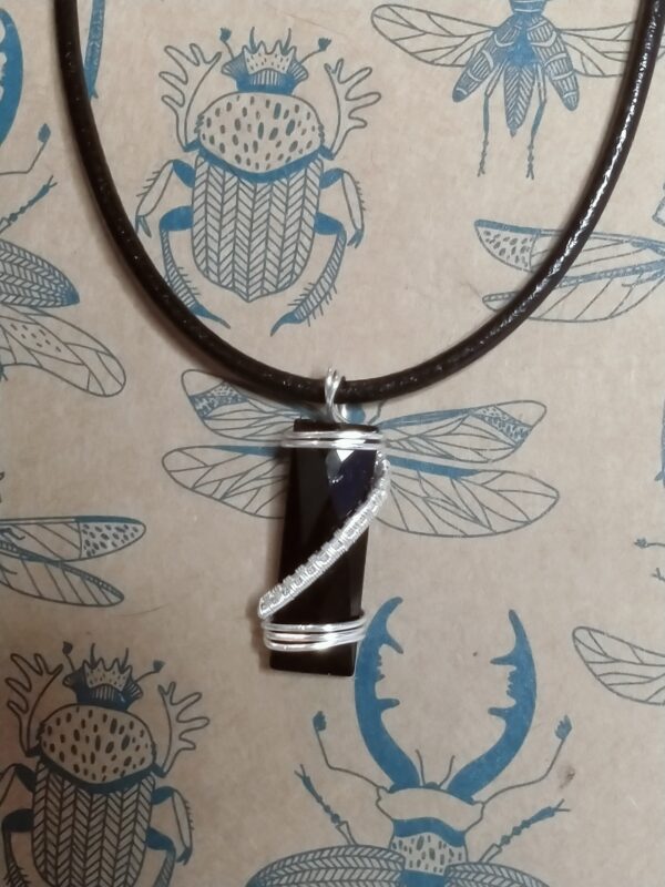 Pendentif "baguette" noire et son tissage accompagné de son collier