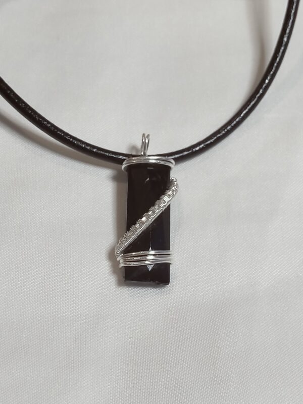 Pendentif "baguette" noire et son tissage accompagné de son collier – Image 2