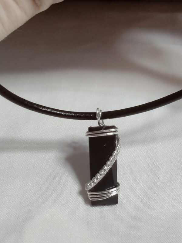 Pendentif "baguette" noire et son tissage accompagné de son collier – Image 9