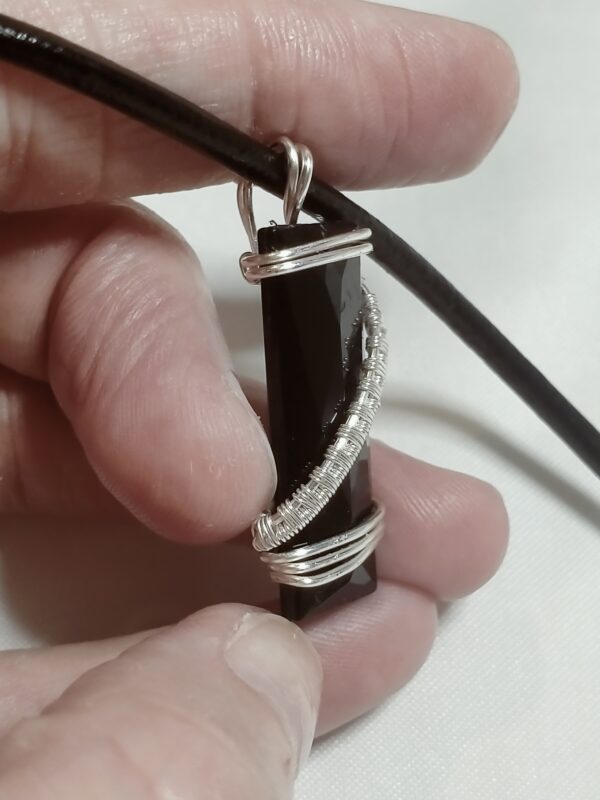 Pendentif "baguette" noire et son tissage accompagné de son collier – Image 8