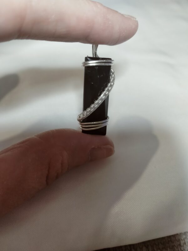 Pendentif "baguette" noire et son tissage accompagné de son collier – Image 3