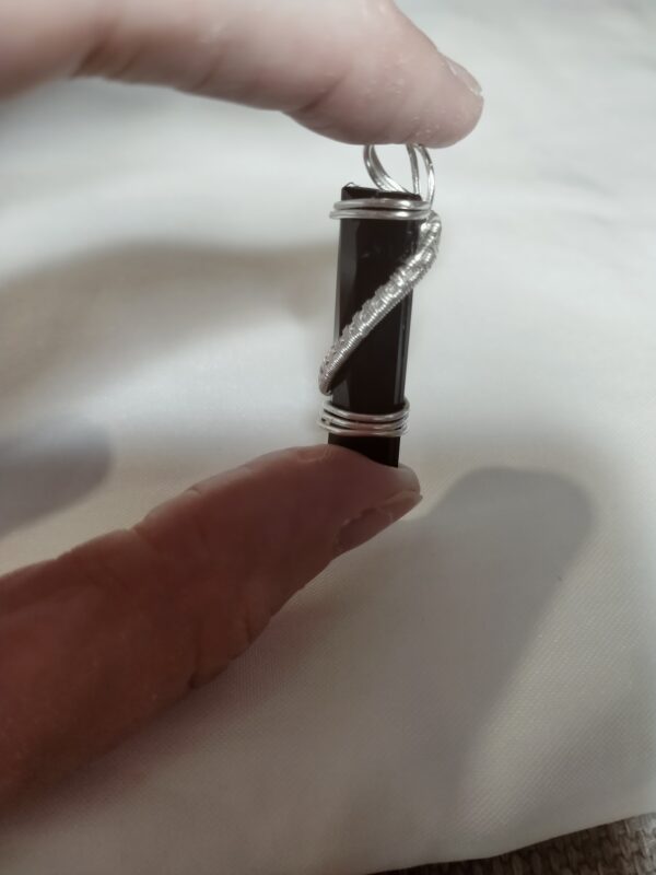 Pendentif "baguette" noire et son tissage accompagné de son collier – Image 4