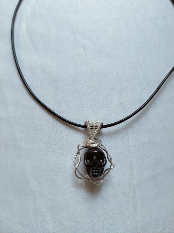 Pendentif crâne dans sa couronne avec sa bellière tissée – Image 3