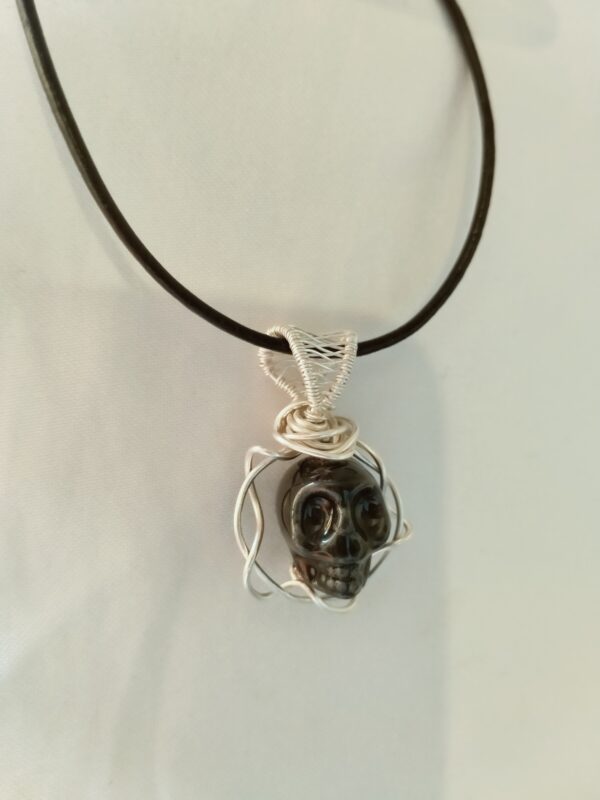 Pendentif crâne dans sa couronne avec sa bellière tissée – Image 4