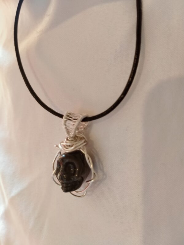 Pendentif crâne dans sa couronne avec sa bellière tissée – Image 5