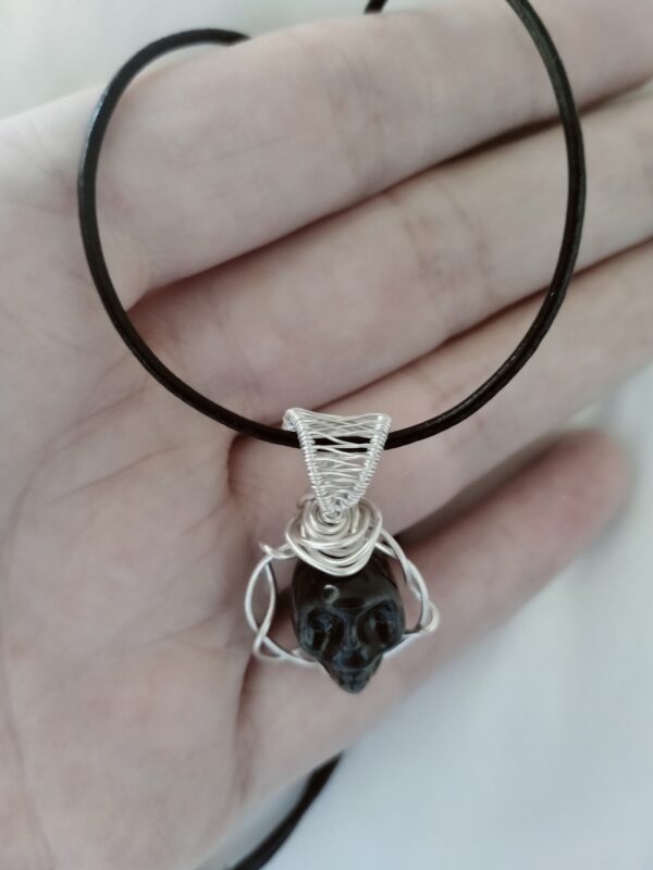 Pendentif crâne dans sa couronne avec sa bellière tissée – Image 8