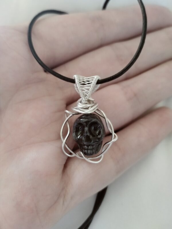 Pendentif crâne dans sa couronne avec sa bellière tissée – Image 9