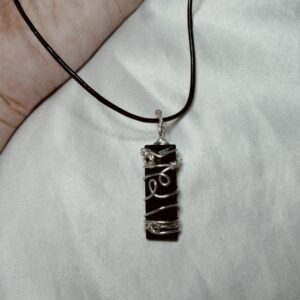 Pendentif "baguette" noire torsadé et son collier