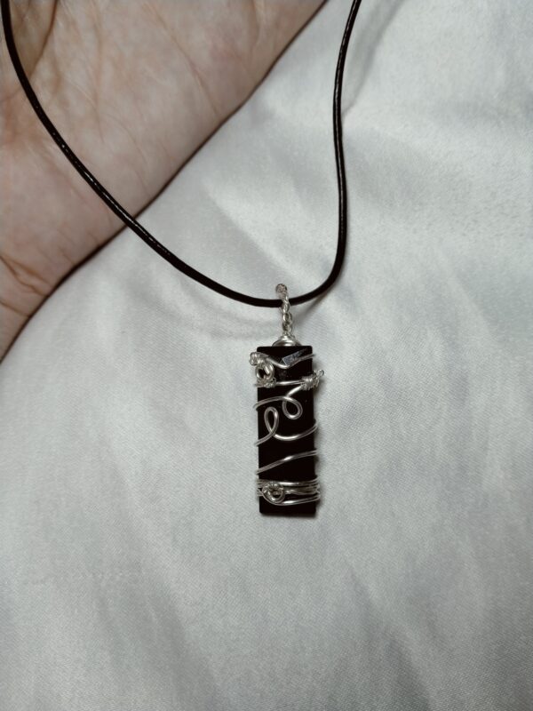 Pendentif "baguette" noire torsadé et son collier