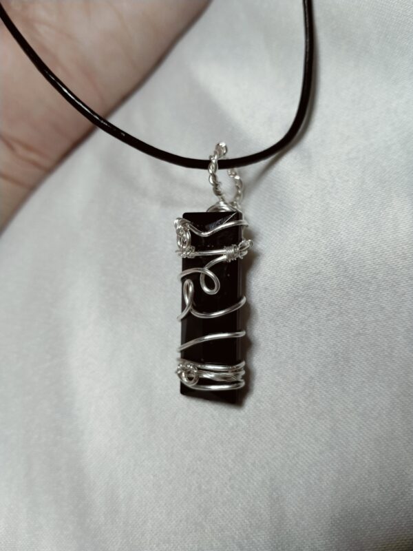 Pendentif "baguette" noire torsadé et son collier – Image 2
