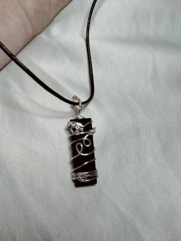 Pendentif "baguette" noire torsadé et son collier – Image 8