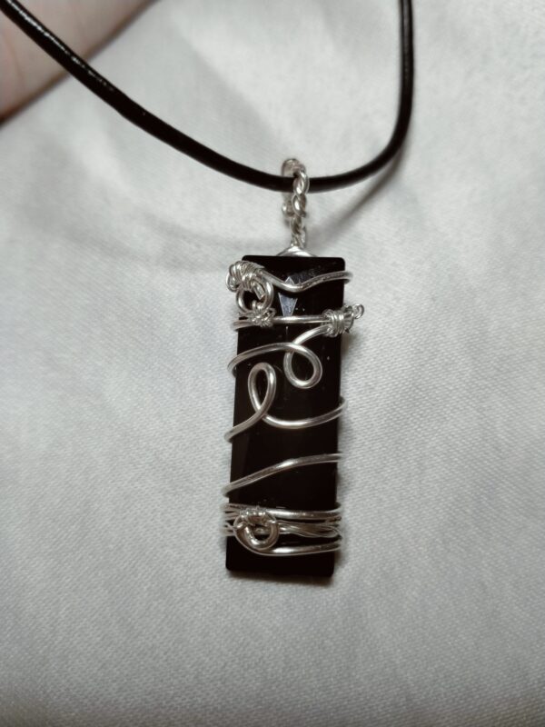Pendentif "baguette" noire torsadé et son collier – Image 3