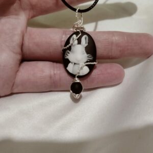 Pendentif camée lapin noir torsadé avec sa perle de verre et son collier
