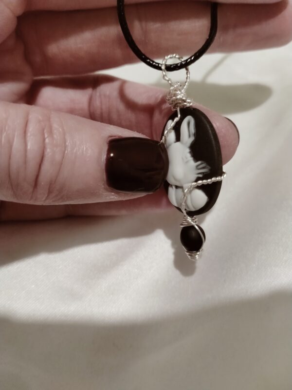 Pendentif camée lapin noir torsadé avec sa perle de verre et son collier – Image 4