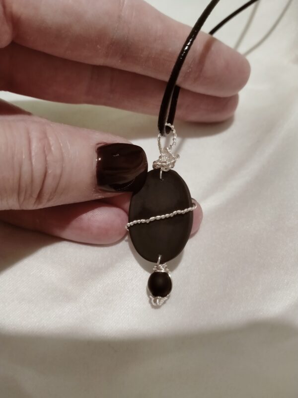 Pendentif camée lapin noir torsadé avec sa perle de verre et son collier – Image 5