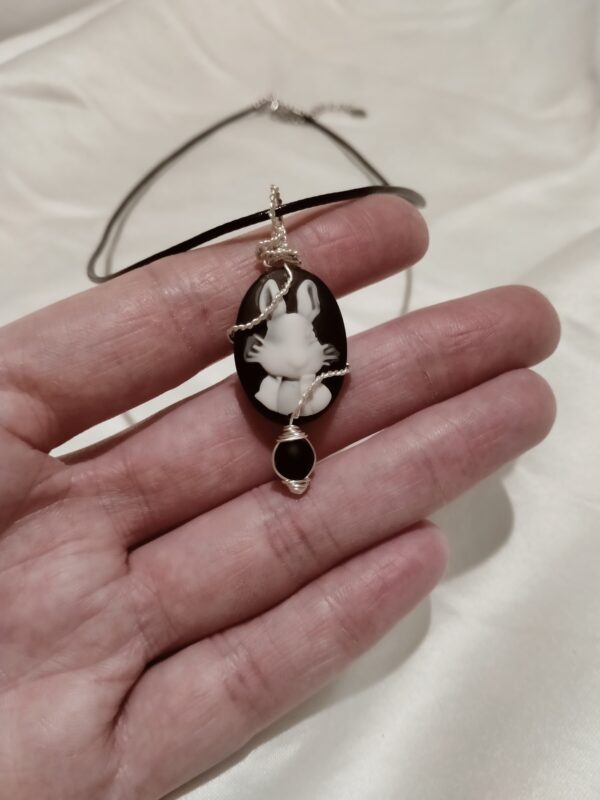 Pendentif camée lapin noir torsadé avec sa perle de verre et son collier – Image 6
