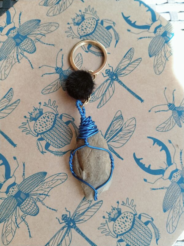 Porte clé "caillou et pompon" avec attache dorée – Image 6