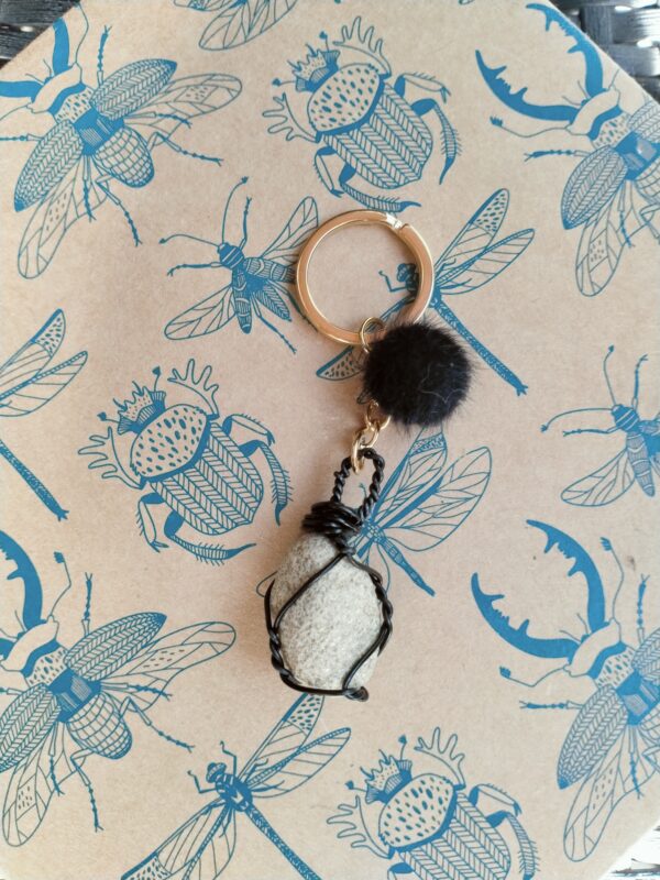 Porte clé "caillou et pompon" avec attache dorée – Image 5