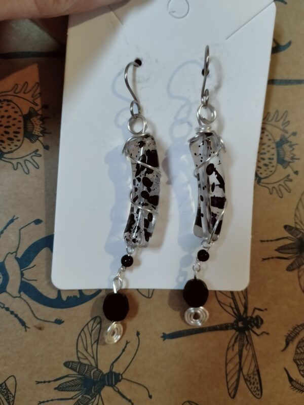 Paire de boucles d'oreilles avec leurs perles incurvées transparentes et la perle de verre – Image 2