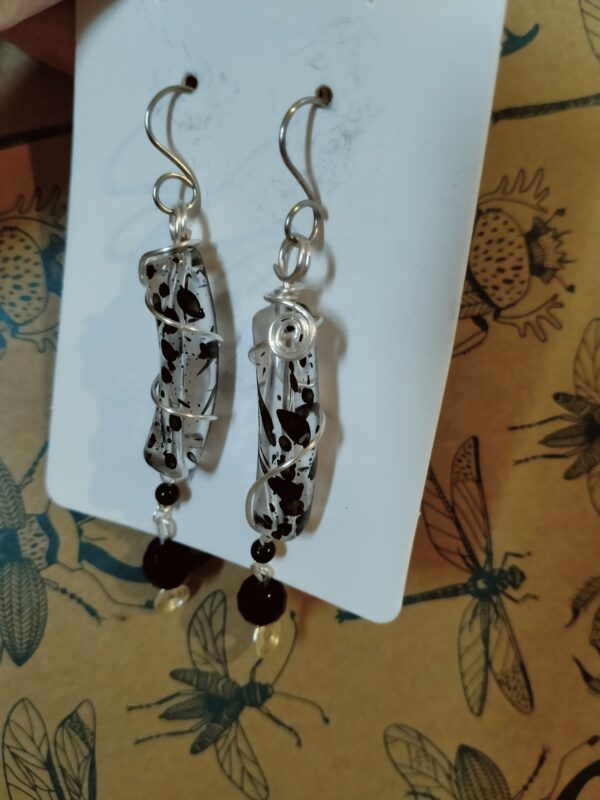Paire de boucles d'oreilles avec leurs perles incurvées transparentes et la perle de verre – Image 3